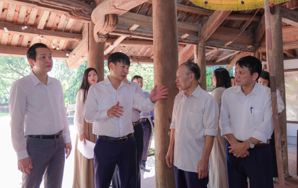 Phó Chủ tịch UBND tỉnh Nguyễn Khắc Hiếu kiểm tra một số di tích xuống cấp