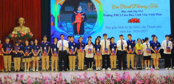Thành phố Vĩnh Yên: Tuyên dương, khen thưởng học sinh, giáo viên đạt thành tích cao trong học tập, giảng dạy năm học 2024-2025