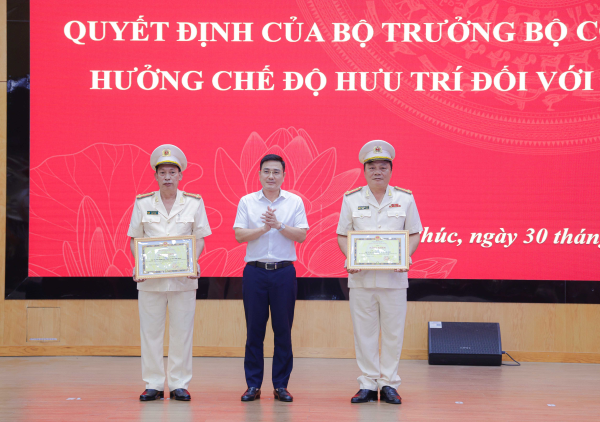 Công bố Quyết định của Bộ trưởng Bộ Công an về việc nghỉ công tác hưởng chế độ hưu trí đối với lãnh đạo Công an tỉnh