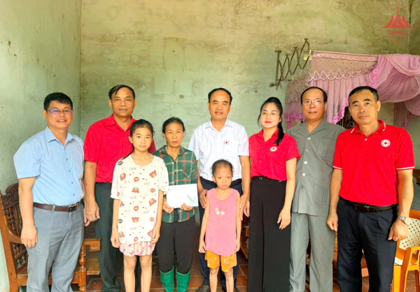 Trao quà tặng các gia đình khó khăn nhân dịp Tháng Nhân đạo