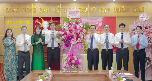 Bí thư Tỉnh ủy Đặng Xuân Phong chúc mừng Báo Vĩnh Phúc nhân kỷ niệm 100 năm ngày Báo chí Cách mạng Việt Nam