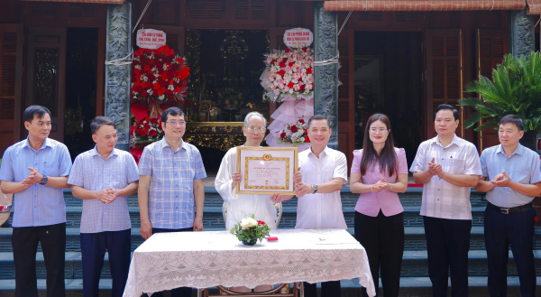 Trao Huy hiệu 80 năm tuổi Đảng tặng đảng viên lão thành Phùng Quang Hào