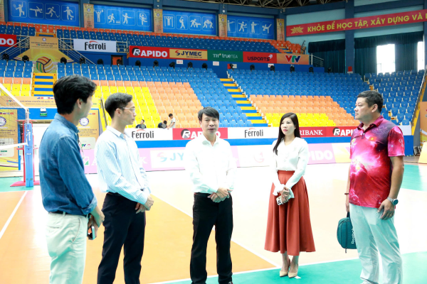Phó Chủ tịch UBND tỉnh Nguyễn Khắc Hiếu kiểm tra cơ sở vật chất phục vụ Giải Bóng chuyền nữ quốc tế VTV Cup năm 2025