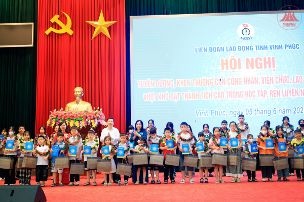 Tuyên dương con công nhân, viên chức, lao động đạt thành tích cao trong học tập