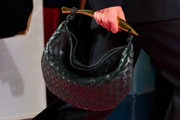 Ý đồ phía sau chuyện nhà mốt Ý Bottega Veneta trở lại mạng xã hội
