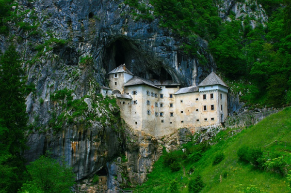 Lâu đài Predjama 800 năm tuổi ngay miệng hang động ở Slovenia