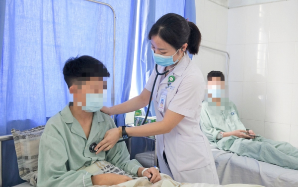 Bộ Y tế cảnh báo gia tăng học sinh bị ngộ độc thuốc lá thế hệ mới