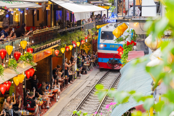 Cà phê đường tàu đông khách trở lại