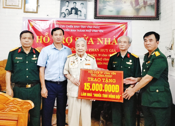Trao tiền hỗ trợ sửa nhà “Nghĩa tình đồng đội” cho cựu chiến binh Điện Biên Phủ
