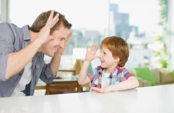 8 cách nói chuyện giúp cha mẹ dễ dàng khiến trẻ chịu lắng nghe