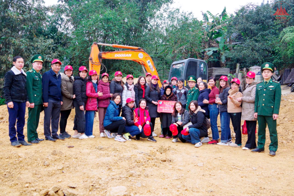Trao quà tặng các gia đình có hoàn cảnh khó khăn tại huyện Quản Bạ, tỉnh Hà Giang