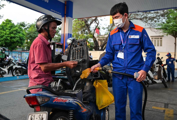 Giá xăng tiếp đà tăng, RON 95 vọt lên sát 20.500 đồng/lít