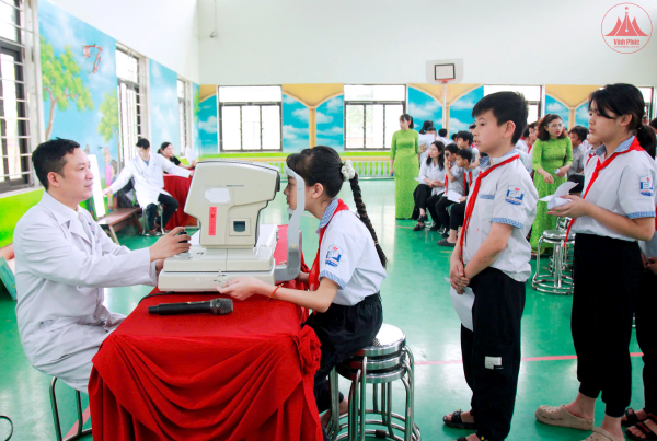 Khám, chỉ định phẫu thuật các bệnh về mắt cho trẻ em
