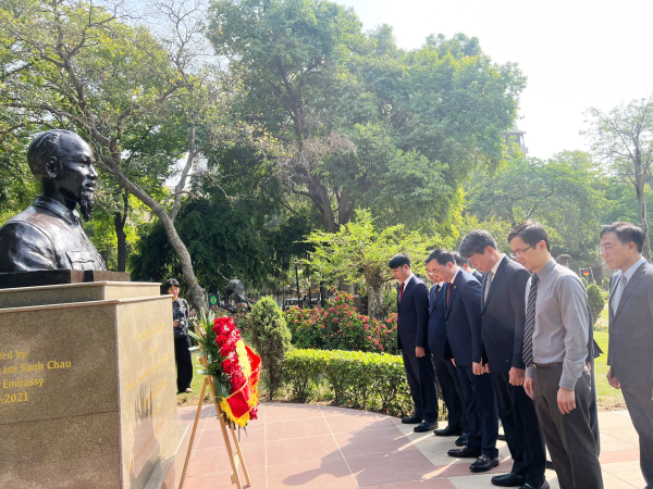 Phó Bí thư Thường trực Tỉnh ủy Bùi Huy Vĩnh dâng hoa tại Tượng đài Chủ tịch Hồ Chí Minh và làm việc với Đại sứ quán Việt Nam tại Ấn Độ