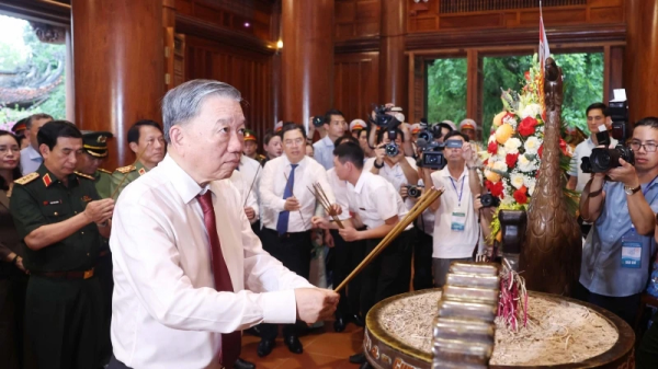 Tổng Bí thư Tô Lâm dâng hương tưởng nhớ Chủ tịch Hồ Chí Minh tại Nghệ An