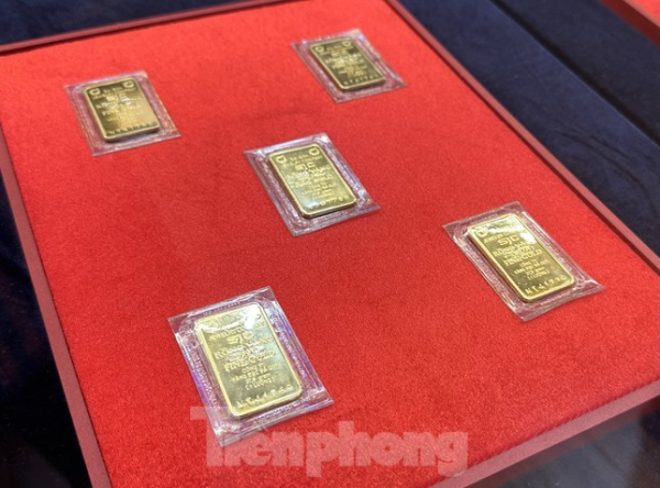 Giá vàng tiếp tục giảm mạnh