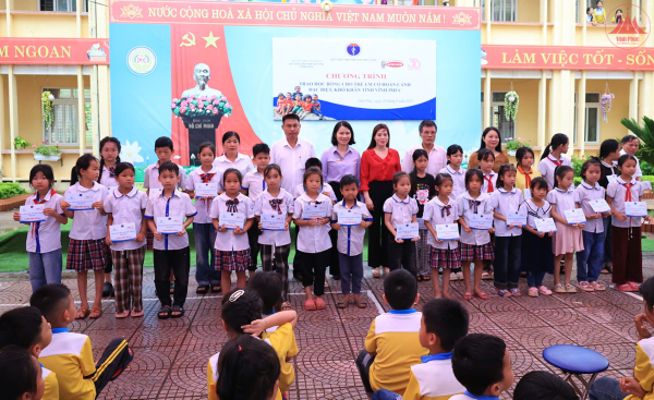 Trao học bổng tặng trẻ em có hoàn cảnh khó khăn và kiểm tra, giám sát Dự án “Gói mì hạnh phúc”