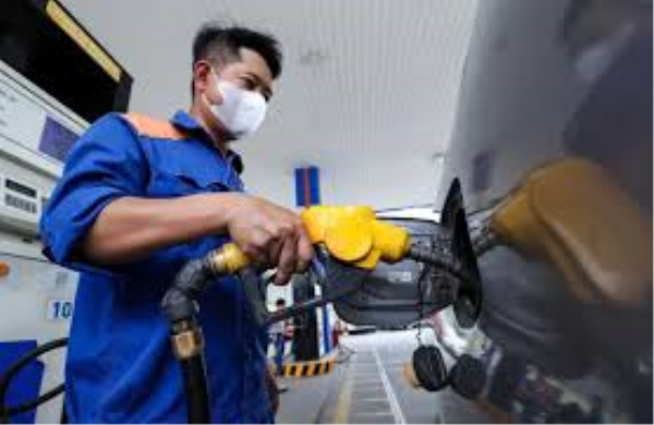 Giá xăng vượt 21.000 đồng một lít