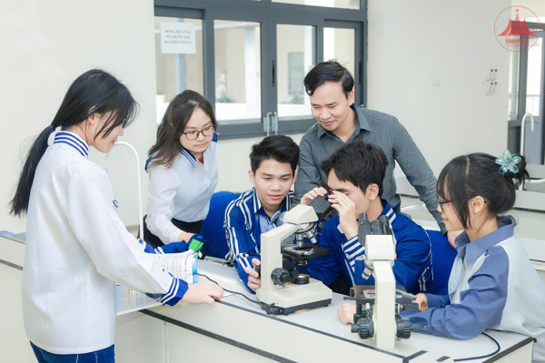 Cô gái vàng trong “Làng Sinh học”