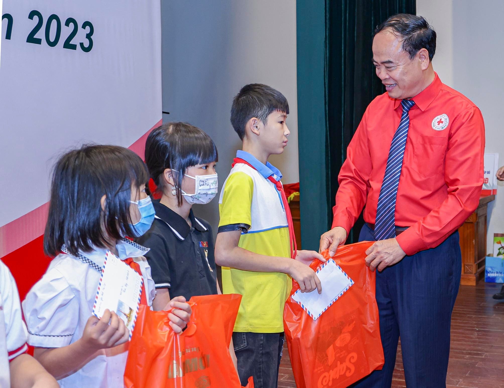 Lãnh đạo Hội Chữ thập đỏ tỉnh tặng quà cho trẻ em nghèo nhân Tháng nhân đạo 2023