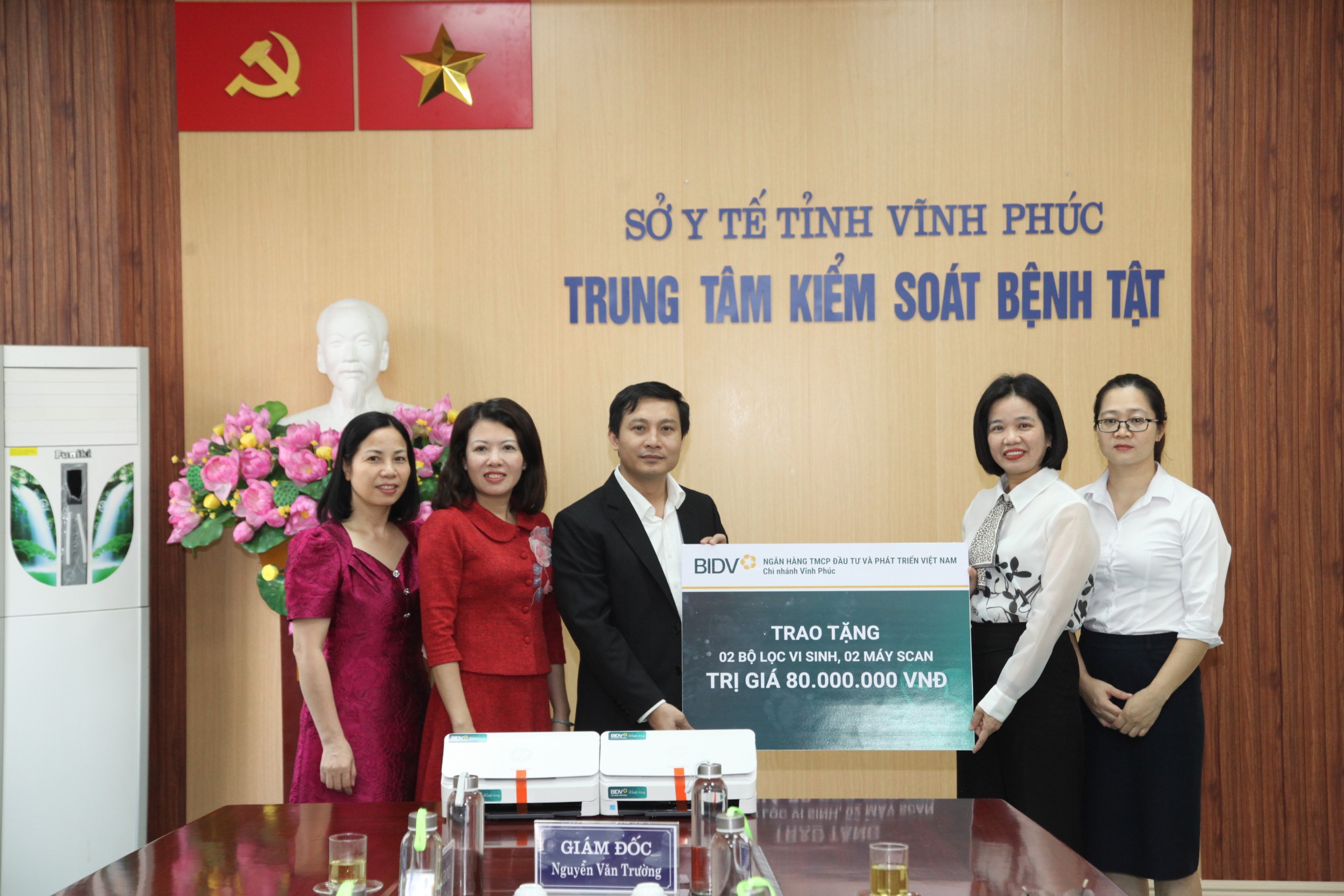 BIDV Vĩnh Phúc:  Trao tặng thiết bị y tế cho Trung tâm Kiểm soát bệnh tật tỉnh