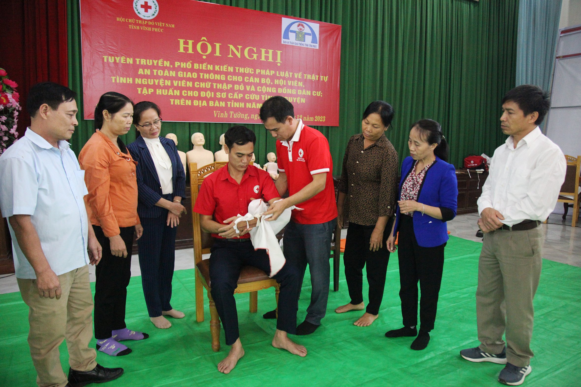 Cán bộ Hội CTĐ tỉnh hướng dẫn tình nguyện viên sơ cứu cố định gãy xương cẳng tay. Ảnh: Dương Chung