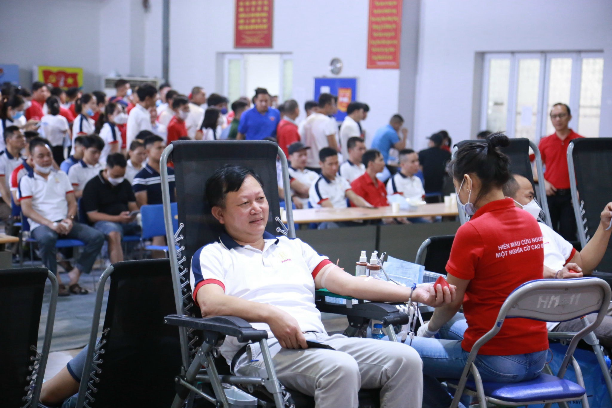 Công nhân, lao động Tập đoàn Prime tham gia hiến máu tình nguyện. Ảnh: Dương Chung