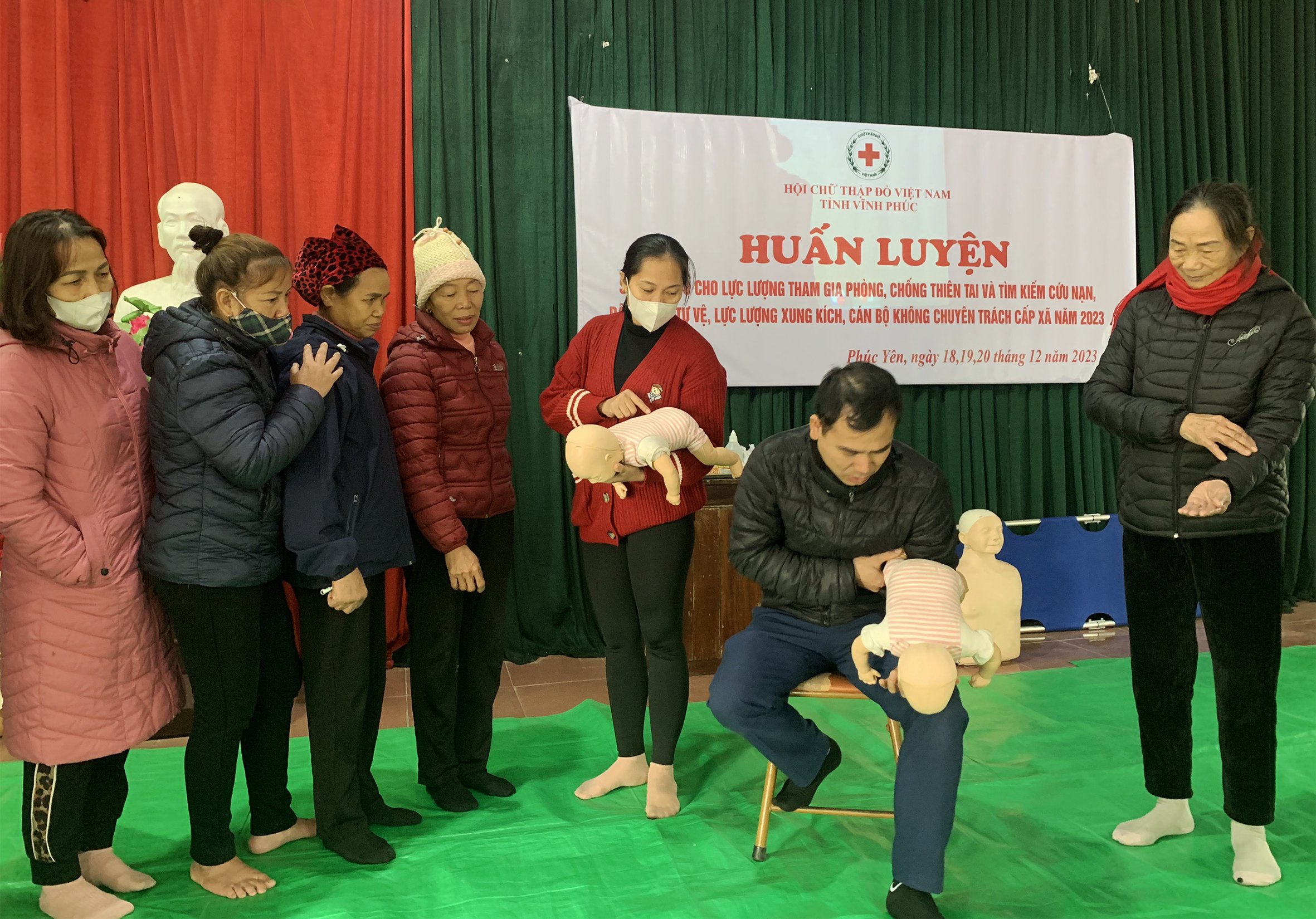 Cán bộ Hội Chữ thập đỏ tỉnh hướng dẫn phương pháp sơ cấp cứu khi trẻ dưới 1 tuổi bị hóc dị vật đường thở tại buổi tập huấn. Ảnh: Dương Chung