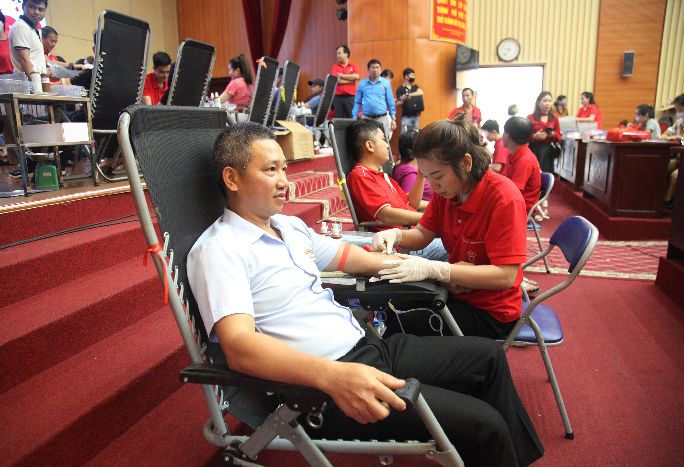 Tình nguyện viên thành phố Phúc Yên tham gia hiến máu. Ảnh: Dương Chung
