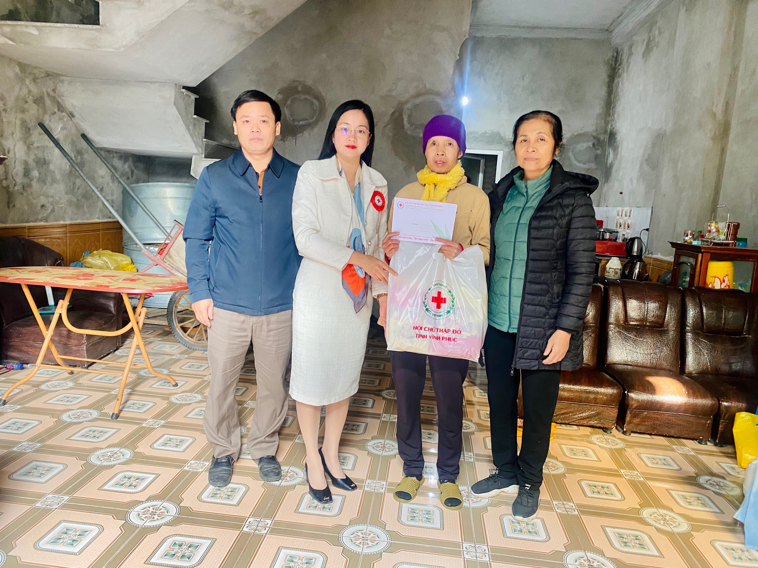 Lãnh đạo Hội Chữ thập đỏ tỉnh trao hỗ trợ cho gia đình chị Nguyễn Thị Duyên ở thị trấn Thanh Lãng