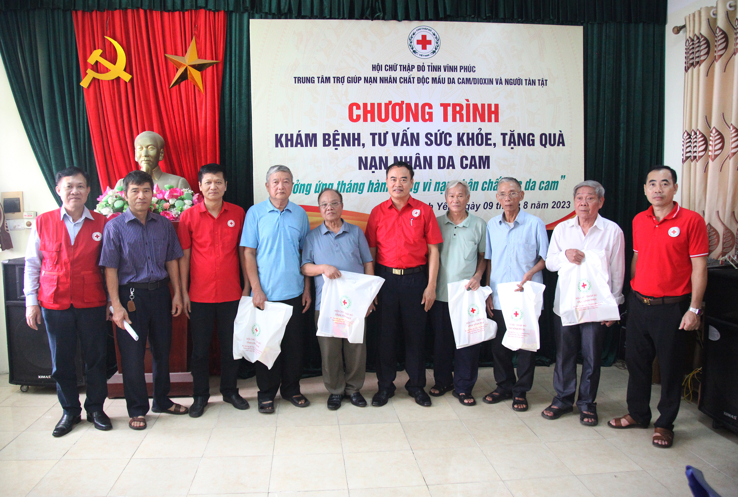 Lãnh đạo Hội CTĐ tỉnh trao quà tặng các nạn nhân chất độc da cam. Ảnh: Dương Chung