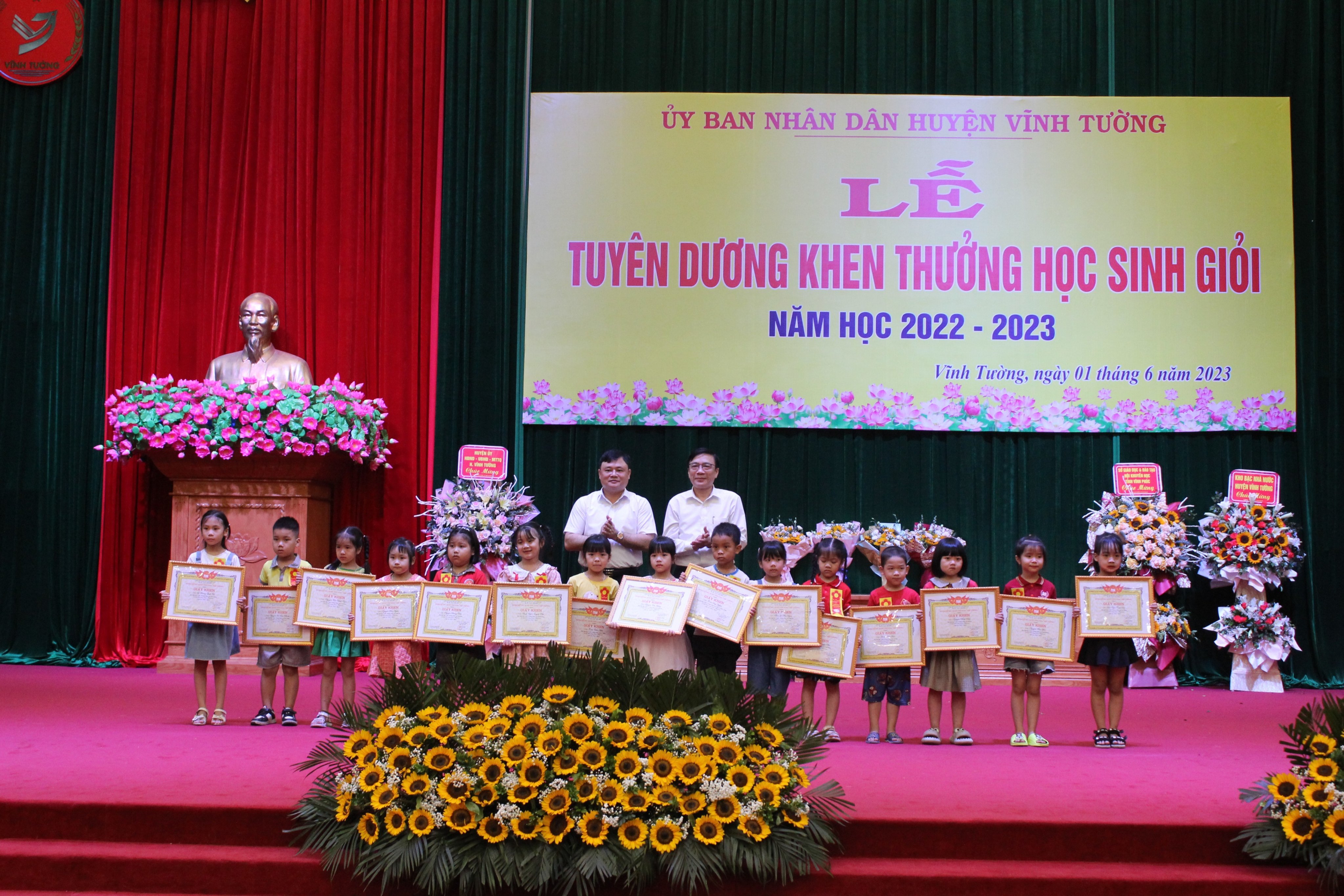 Huyện Vĩnh Tường tuyên dương, khen thưởng học sinh giỏi năm học 2022-2023