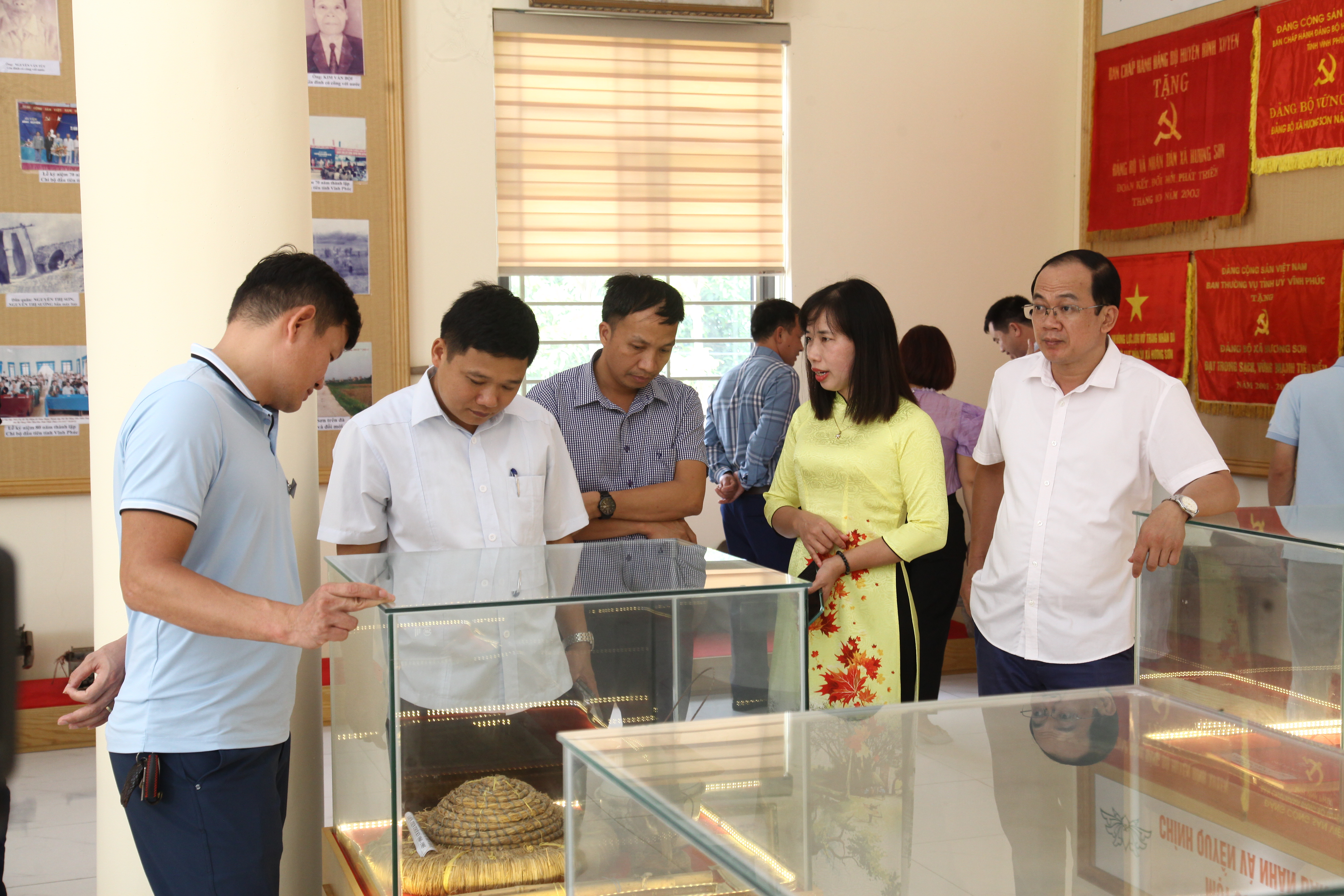 Tổ chức cho đảng viên mới nghiên cứu thực tế tại huyện Bình Xuyên