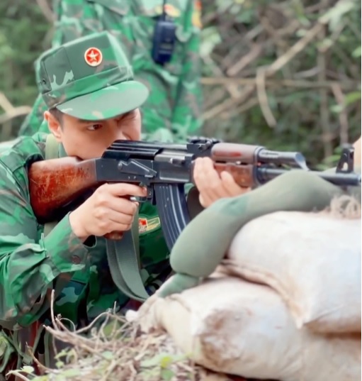 Việt Anh căng thẳng khi bắn đạn thật trong phim giờ vàng VTV