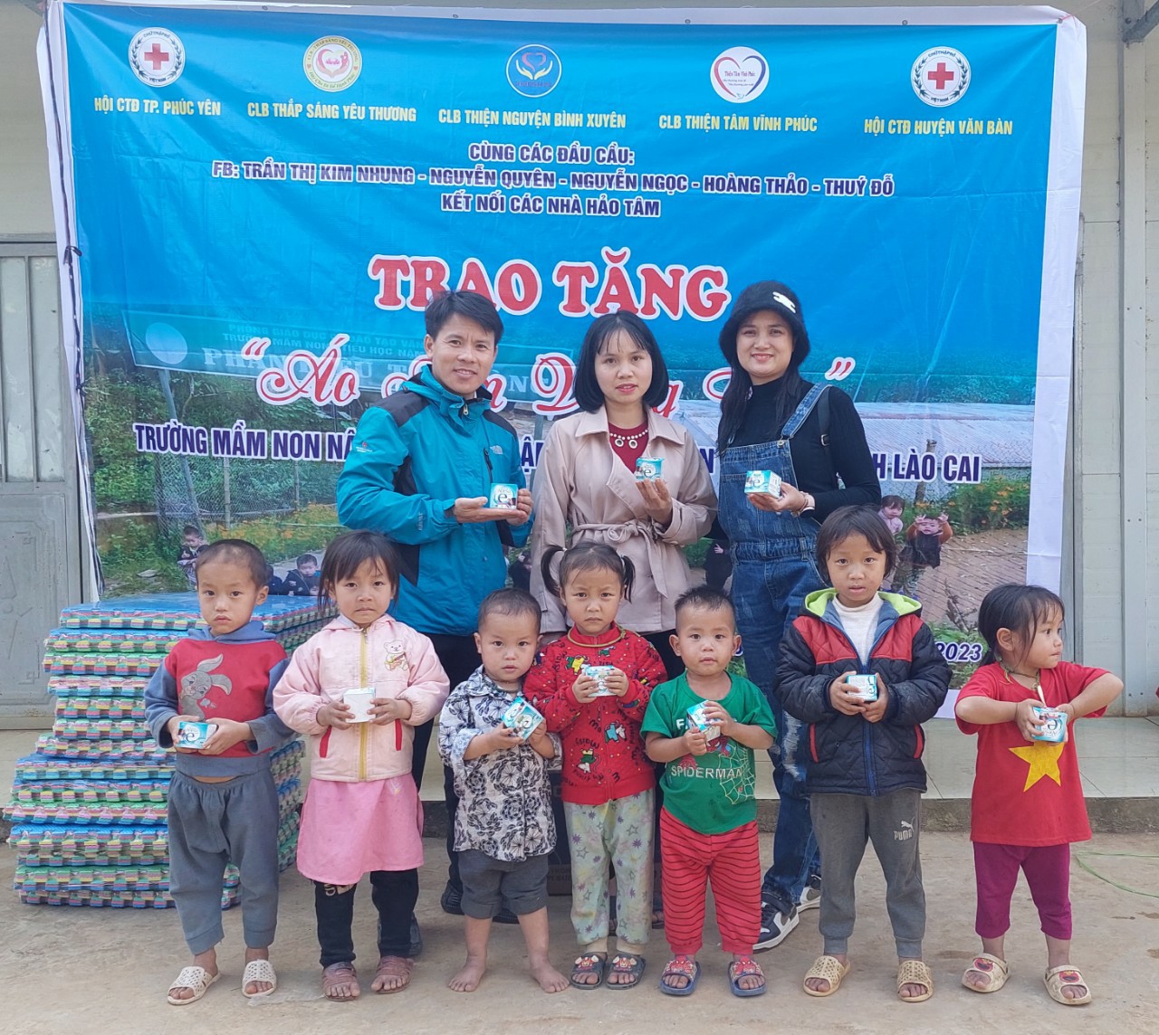 CLB Thiện Tâm Vĩnh Phúc trao quà tặng học sinh tại Điểm trường mầm non Nặm Chày, xã Nặm Chày, huyện Văn Bàn, tỉnh Lào Cai. (Ảnh do CLB cung cấp)