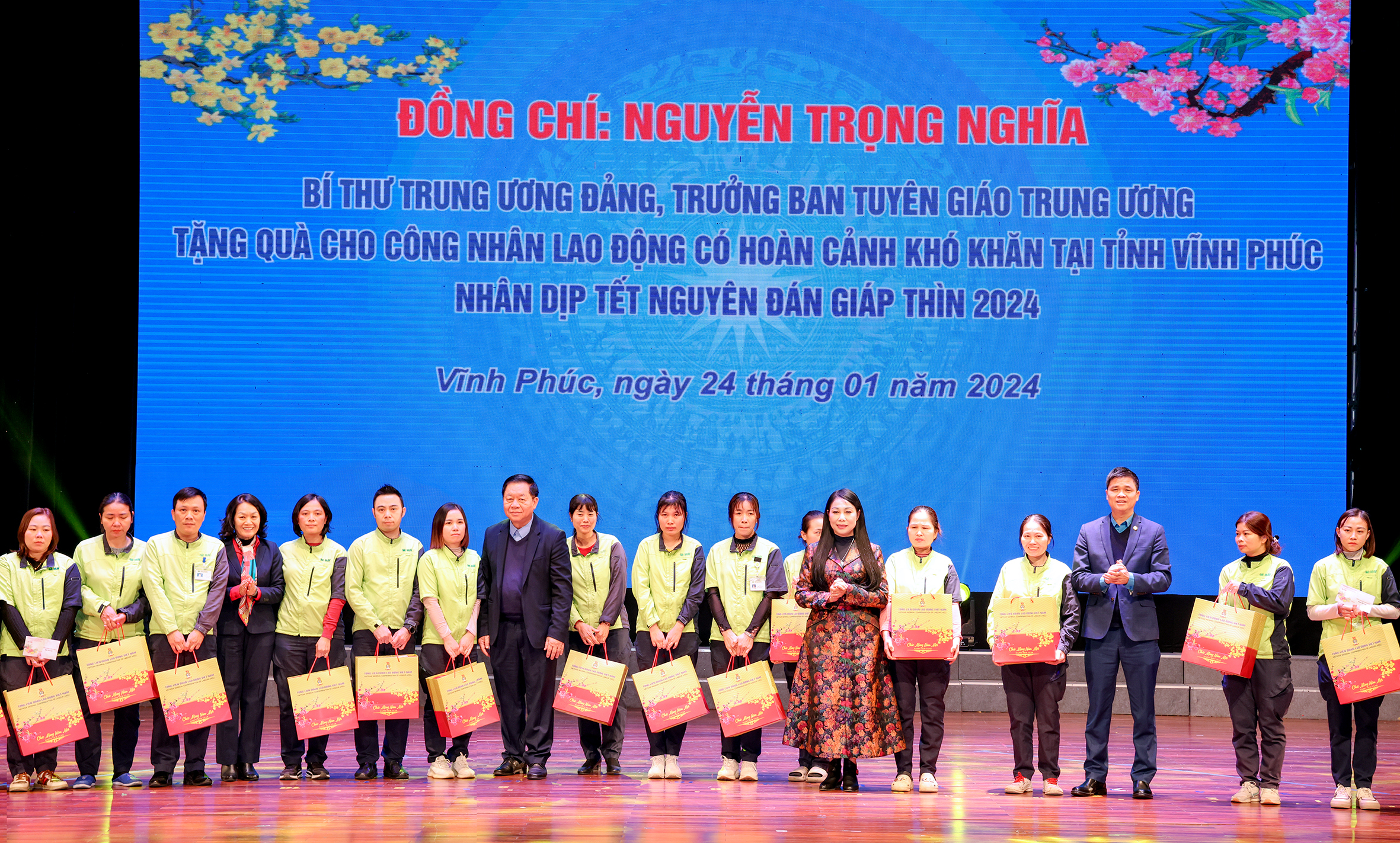 Trưởng Ban Tuyên giáo Trung ương Nguyễn Trọng Nghĩa; Bí thư Tỉnh ủy Hoàng Thị Thúy Lan; Chủ tịch Hội Chữ thập Đỏ Việt Nam Bùi Thị Hòa; Phó Chủ tịch Tổng Liên đoàn Lao động Việt Nam Ngọ Duy Hiểu trao quà Tết tặng các công nhân có hoàn cảnh khó khăn.