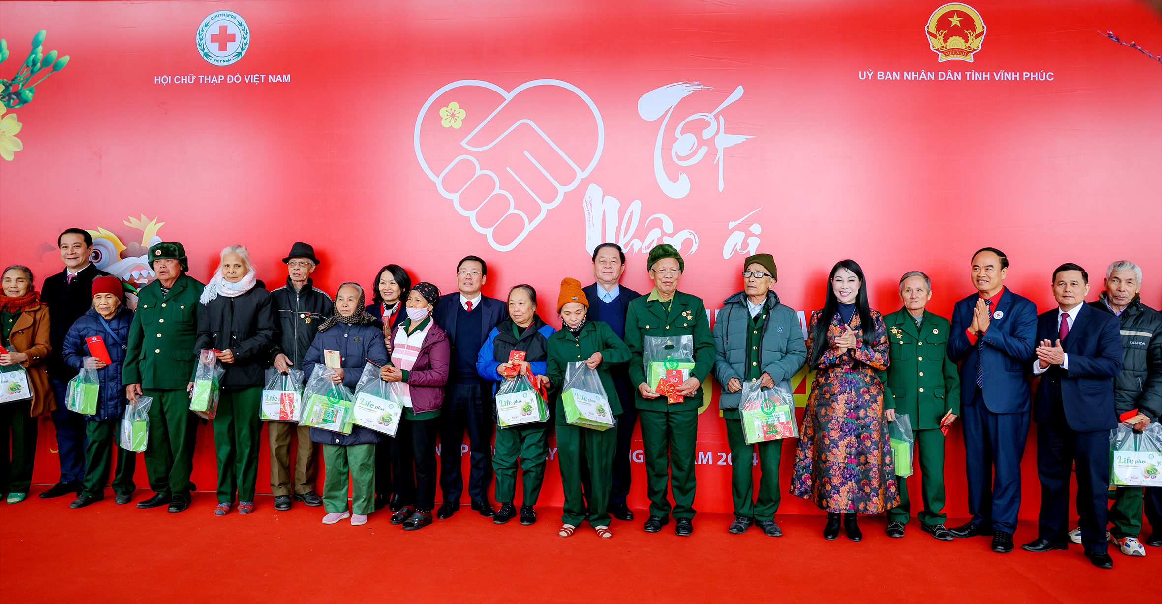 Trưởng Ban Tuyên giáo Trung ương Nguyễn Trọng Nghĩa; Bí thư Tỉnh ủy Hoàng Thị Thúy Lan; Phó Bí thư Thường trực Tỉnh ủy Phạm Hoàng Anh; Chủ tịch UBND tỉnh Lê Duy Thành trao quà Tết tặng các cựu thanh niên xung phong Việt Nam.