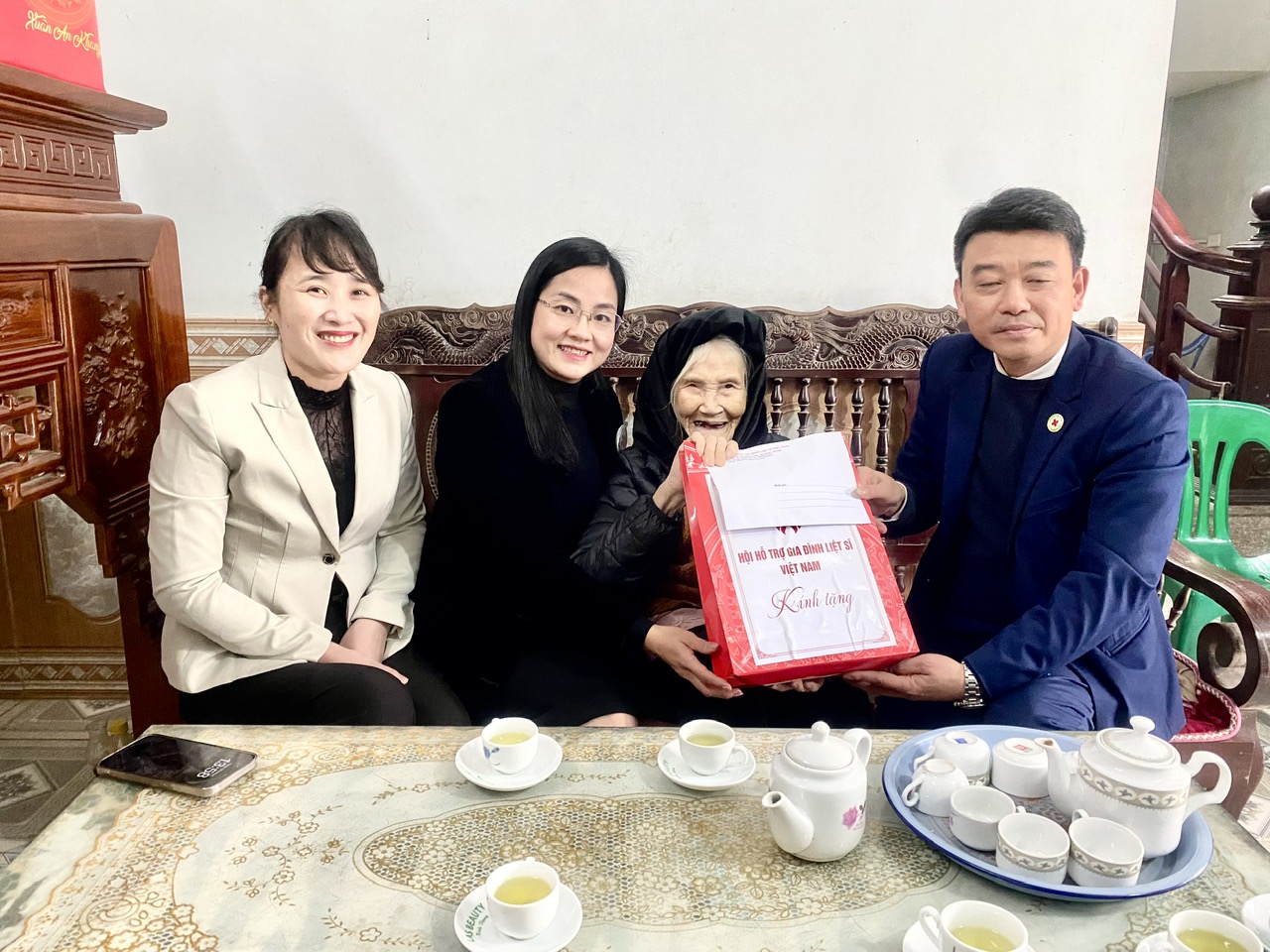 Đại diện lãnh đạo Hội CTĐ tỉnh trao quà Tết tặng Mẹ Việt Nam Anh hùng Nguyễn Thị Mứt, phường Đồng Tâm, thành phố Vĩnh Yên.