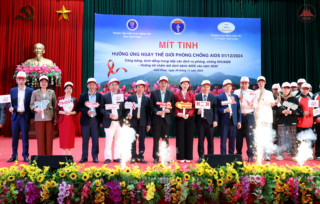 Mít tinh hưởng ứng Ngày Thế giới phòng, chống HIV/AIDS