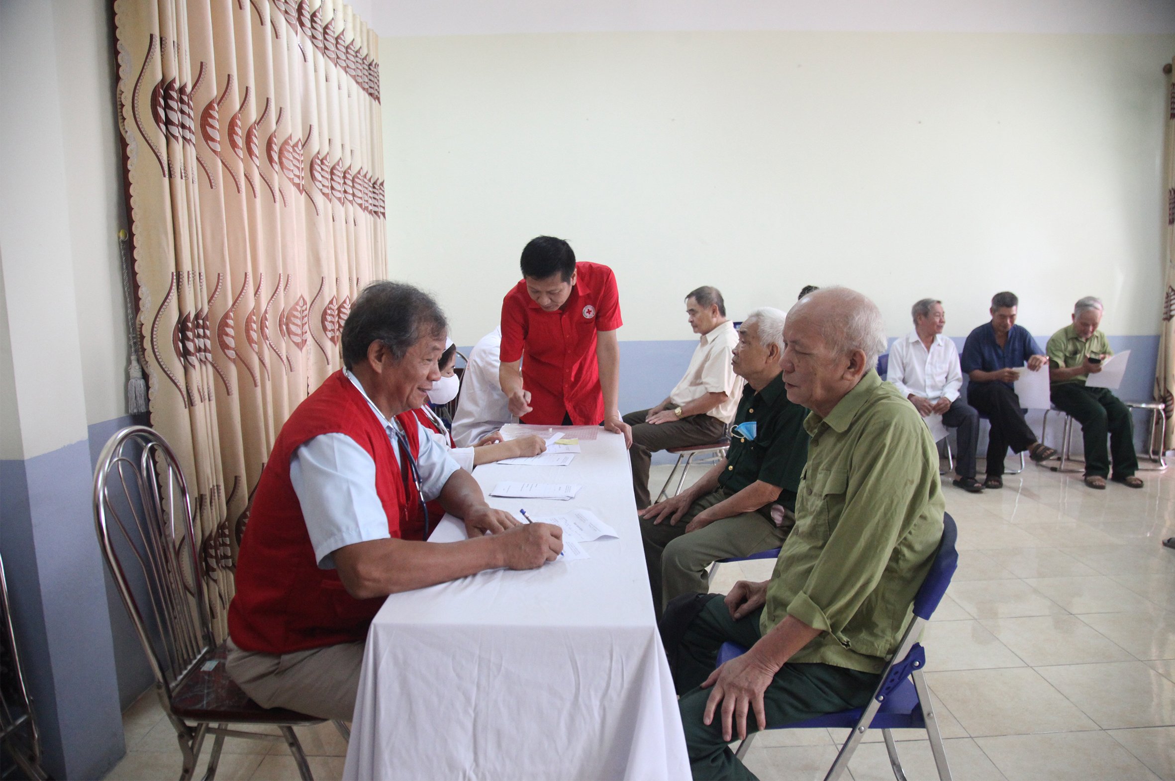 Đội bác sĩ tình nguyện chữ thập đỏ tỉnh khám bệnh cho nạn nhân chất độc da cam thành phố Vĩnh Yên. Ảnh: Dương Chung