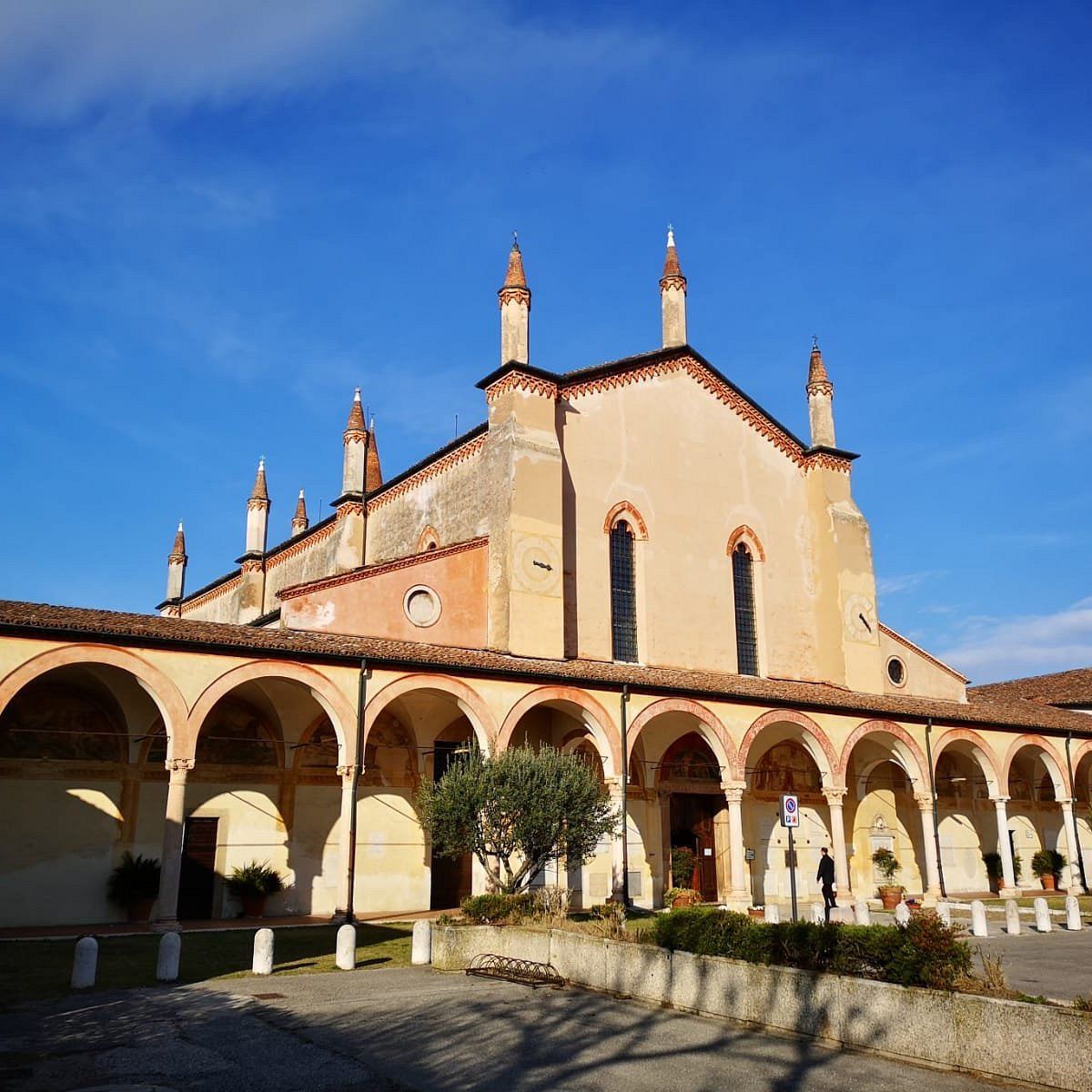 Ghé thăm nhà thờ ở Ý, nơi sở hữu con cá sấu 500 tuổi treo trên trần nhà