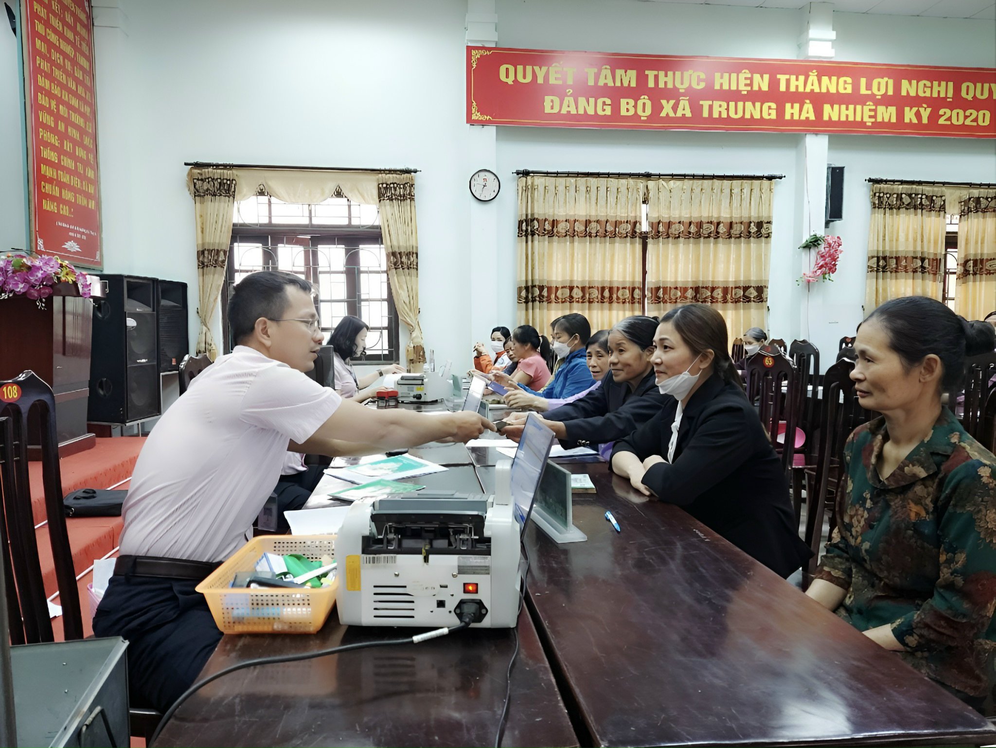 Phòng Giao dịch Ngân hàng CSXH huyện Yên Lạc học và làm theo lời Bác