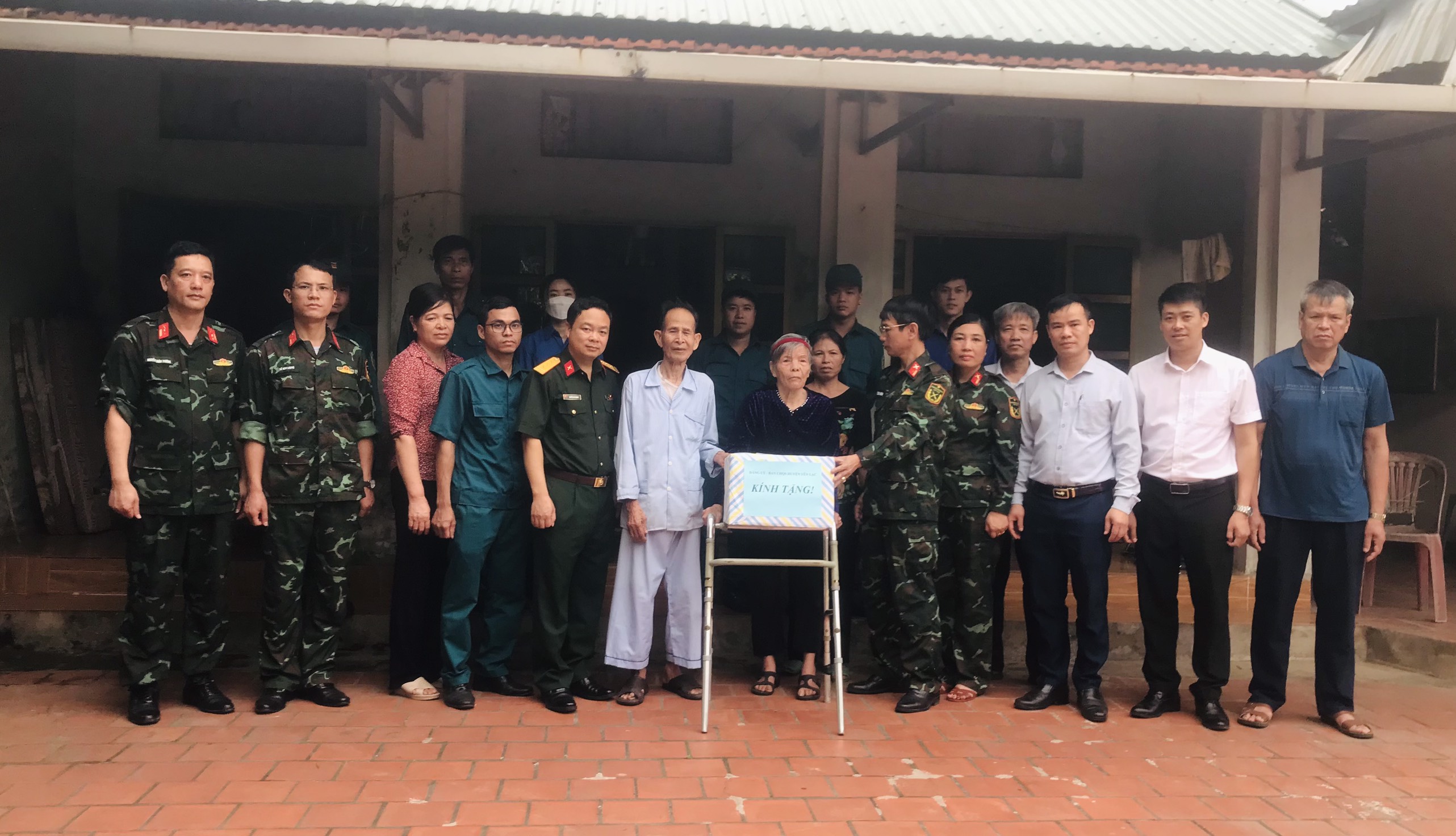 Thăm, tặng quà chiến sĩ Điện Biên và giúp nhân dân ở Yên Lạc
