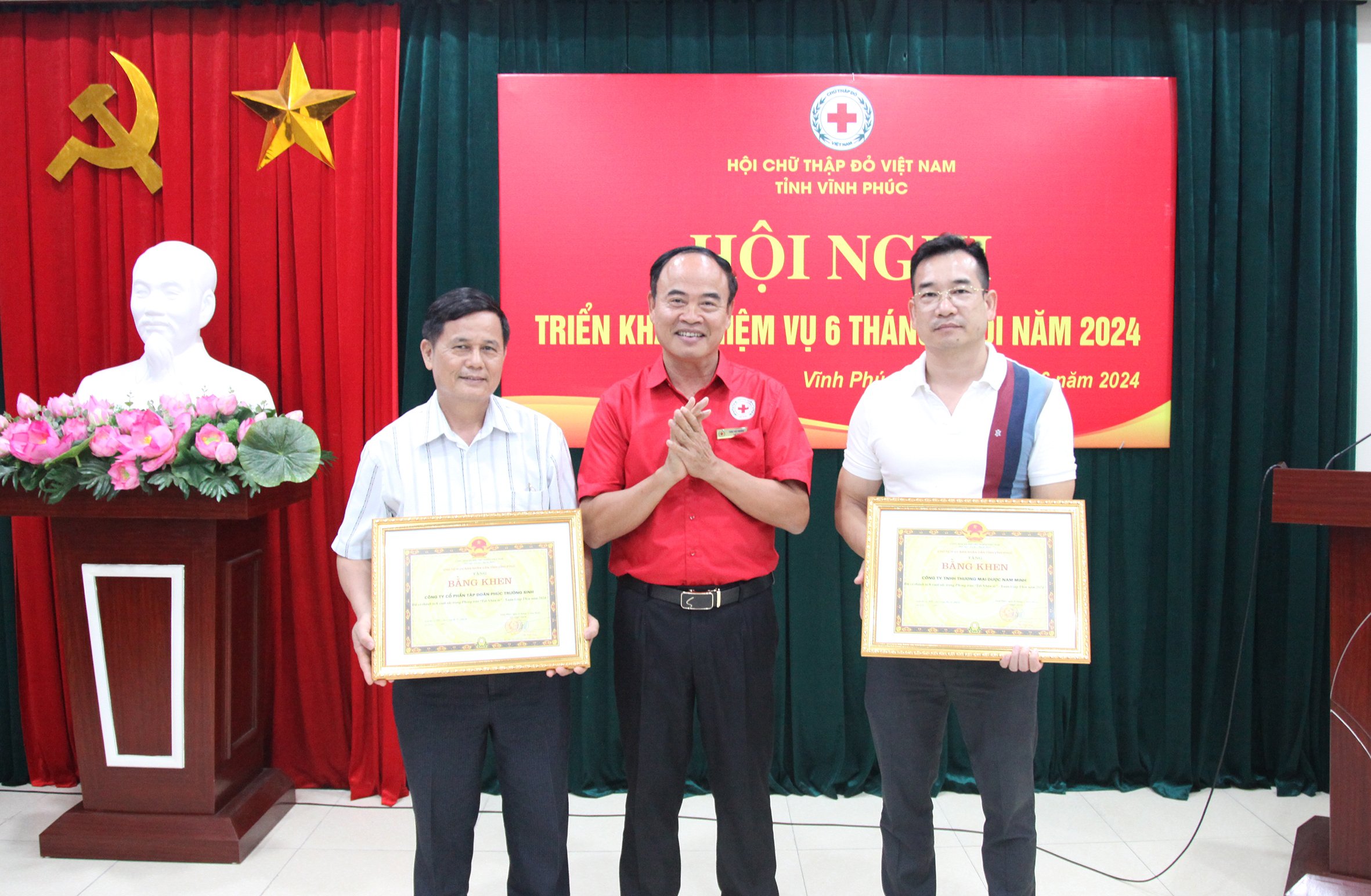 Chủ tịch Hội Chữ thập đỏ tỉnh Trần Phú Phương trao Bằng khen của UBND tỉnh tặng các tập thể có thành tích xuất sắc trong phong trào "Tết Nhân ái" 2024. Ảnh: Dương Chung