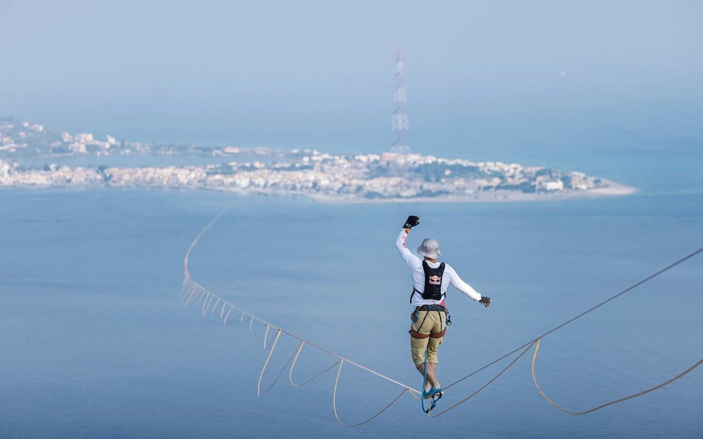 Người đàn ông đi trên dây rộng 2cm băng qua eo biển Italy dài 3,6km