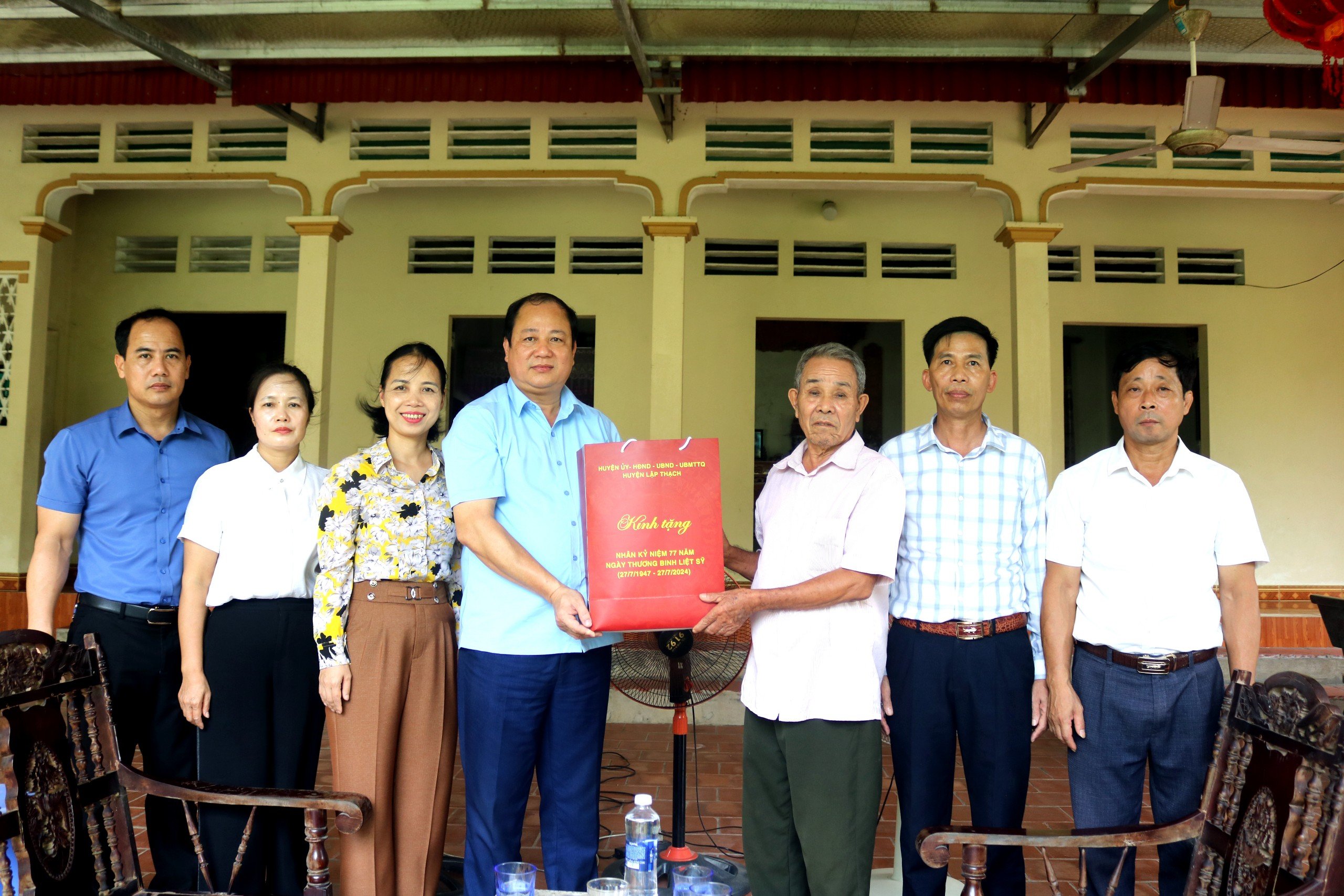 Lãnh đạo huyện Lập Thạch thăm, tặng quà thương binh và gia đình chính sách