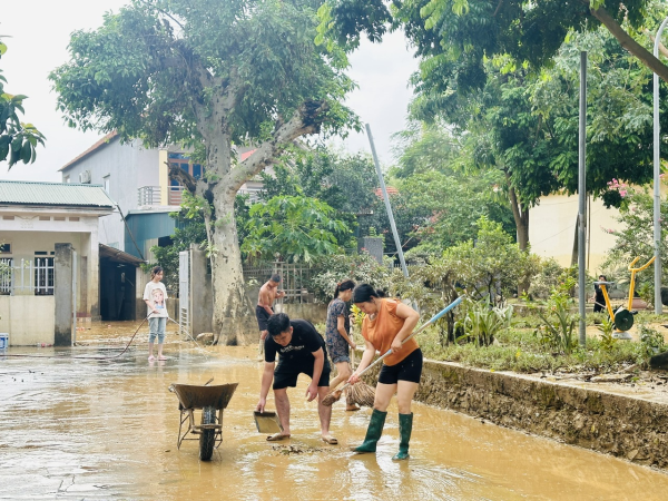 TẤT BẬT VỆ SINH MÔI TRƯỜNG SAU BÃO LŨ