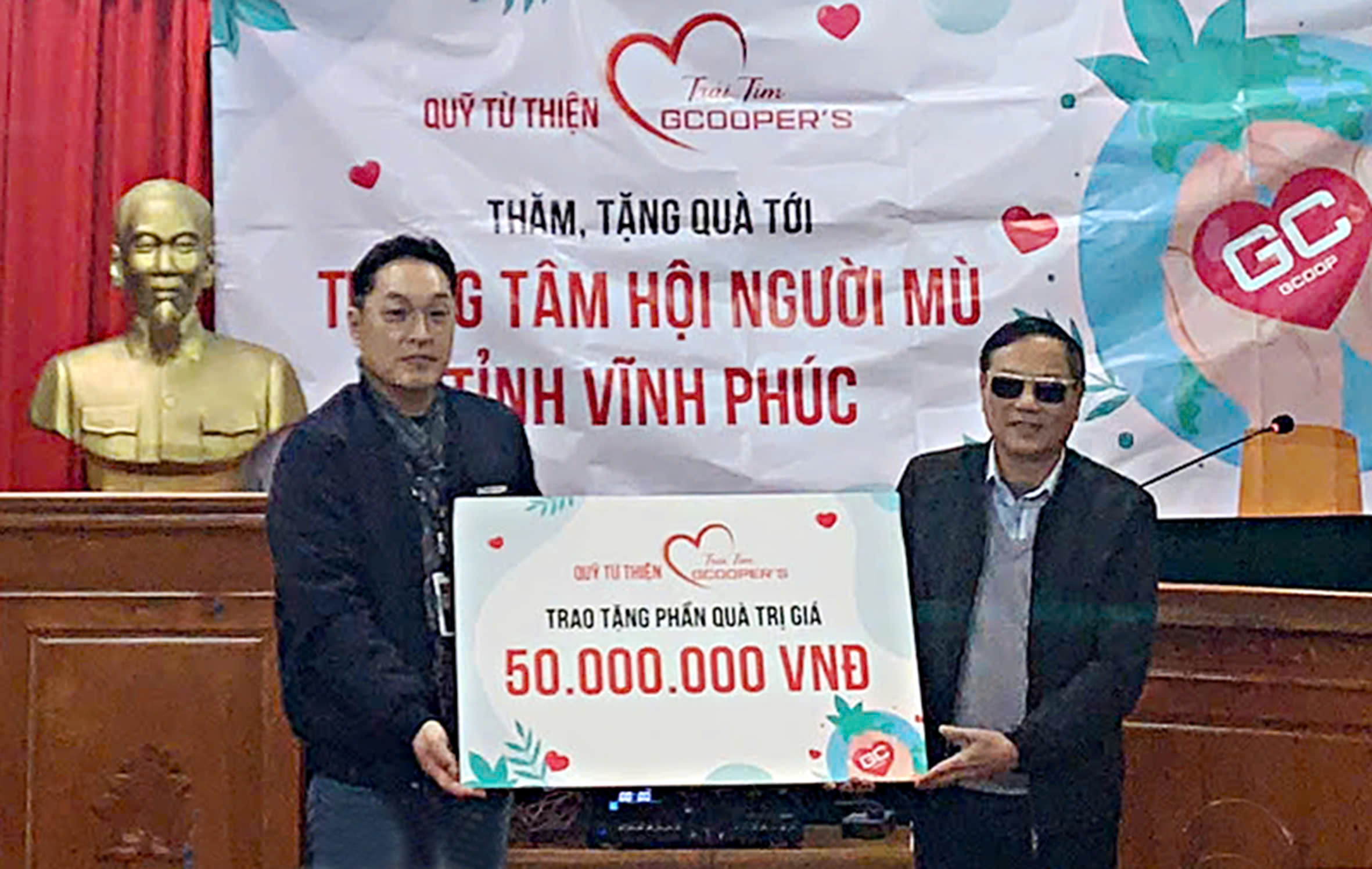 Tặng quà học sinh Trung tâm Giáo dục và Giáo dục nghề nghiệp, Hội Người mù tỉnh