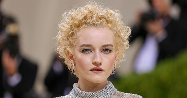 Julia Garner đóng phản diện 