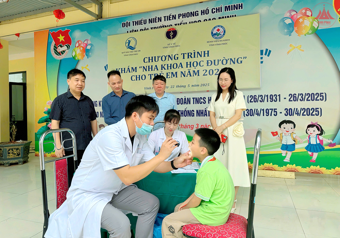 Khám “Nha khoa học đường” cho trẻ em năm 2025